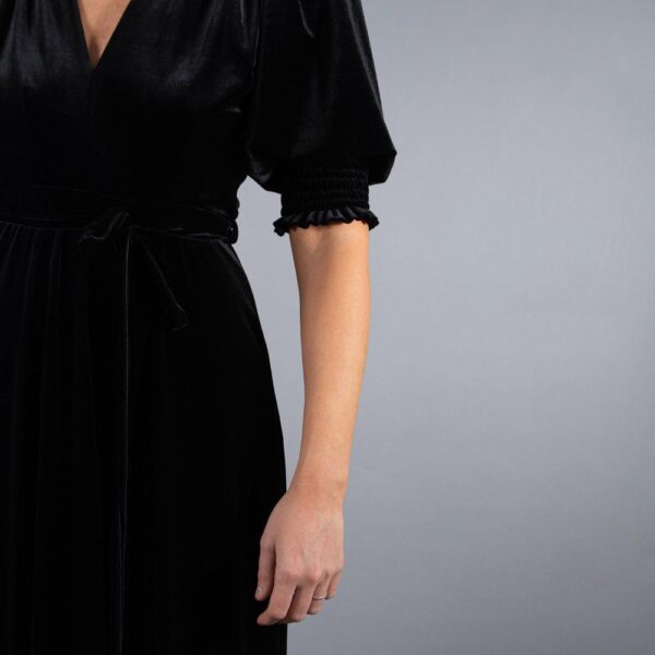 Vestido Largo Sevilla Negro Terciopelo Mangas Maria Paskaro - Imagen 4