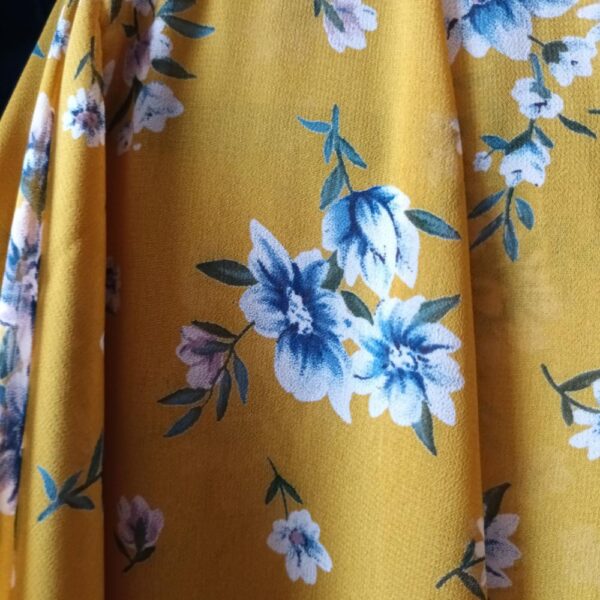 Tapado Nairobi Mostaza Flores Chiffon Maria Paskaro - Imagen 4