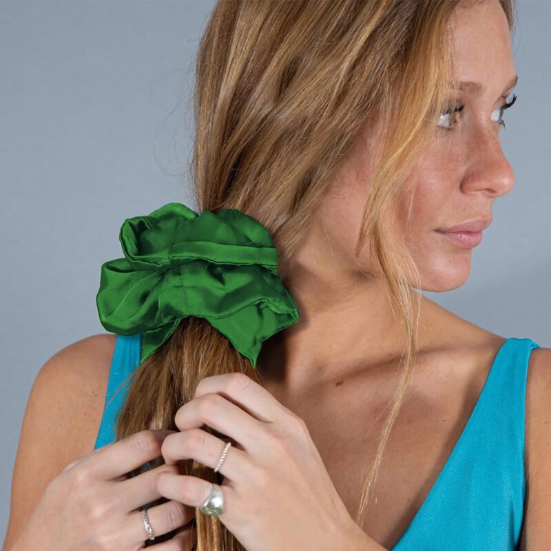 Scrunchie Collet Camelia L Verde Musgo Seda Maria Paskaro