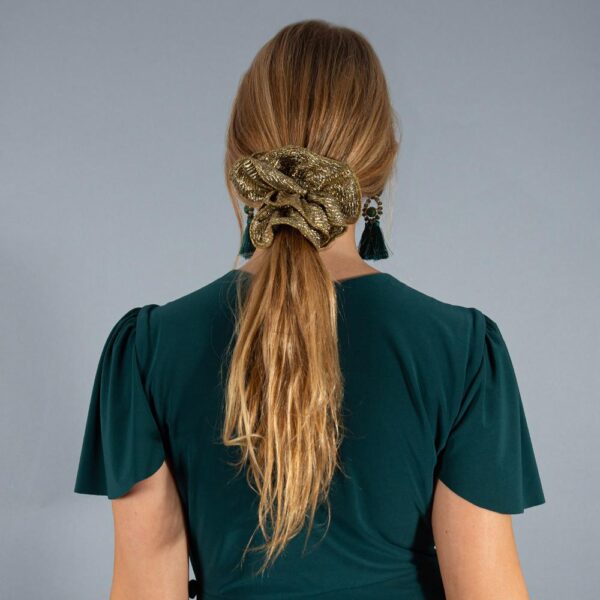 Scrunchie Camelia M Dorado Maria Paskaro - Imagen 2