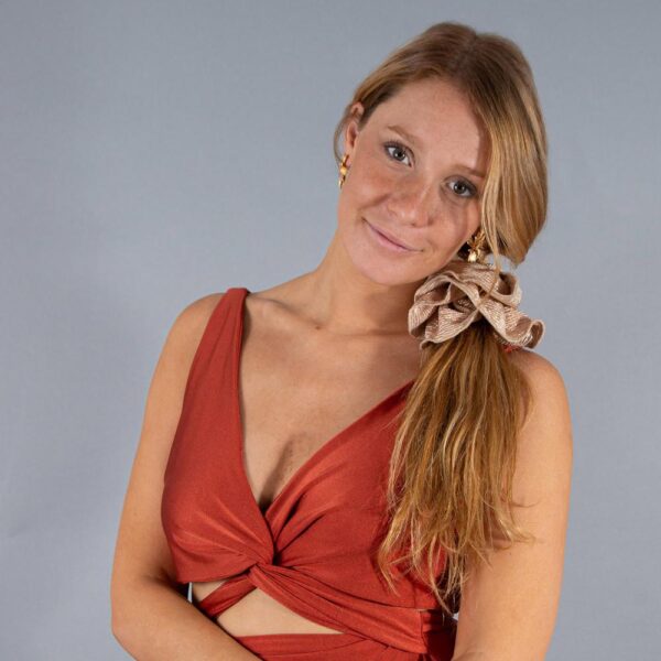 Scrunchie Camelia L Plisado Rose Gold  Maria Paskaro - Imagen 2