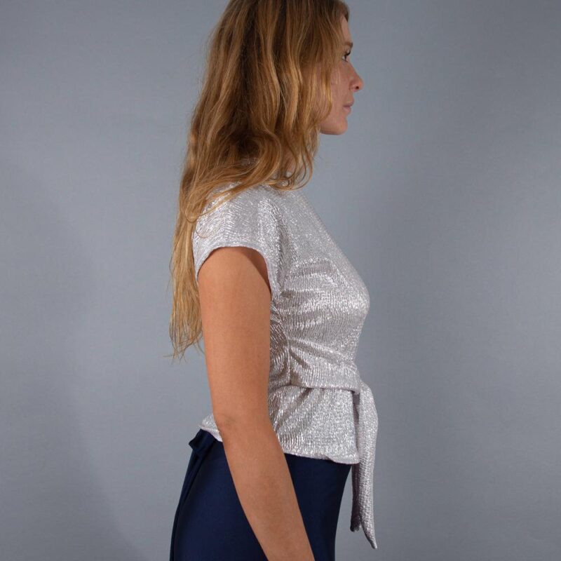 Polera Texas Plata Medio Metalizado Mangas Lazo Cintura Maria Paskaro