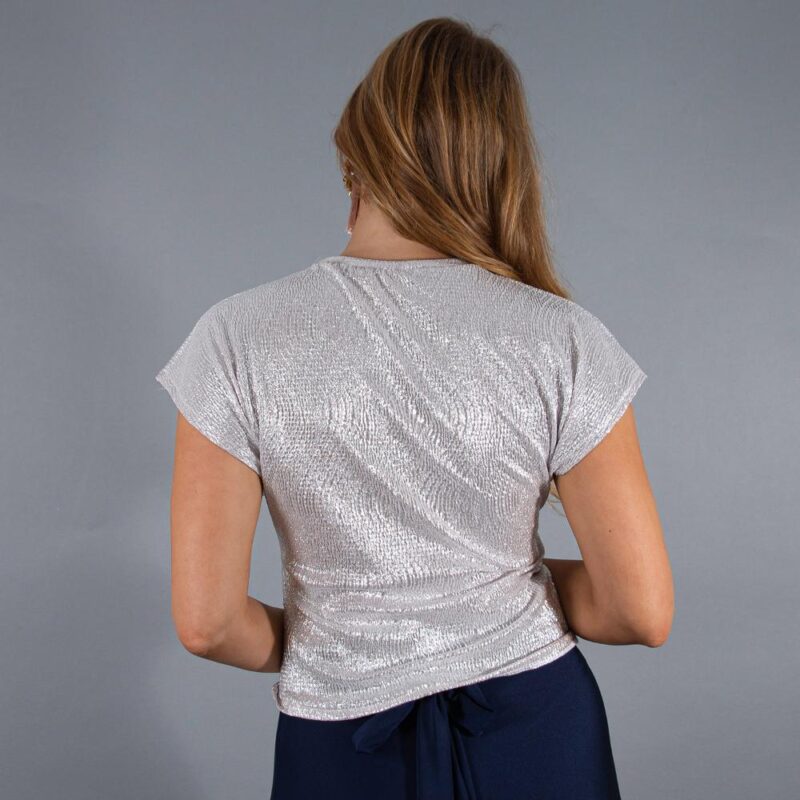 Polera Texas Plata Medio Metalizado Mangas Lazo Cintura Maria Paskaro