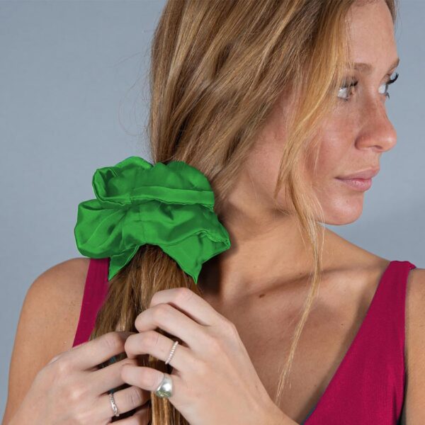 Scrunchie Collet Camelia L Verde Seda Maria Paskaro