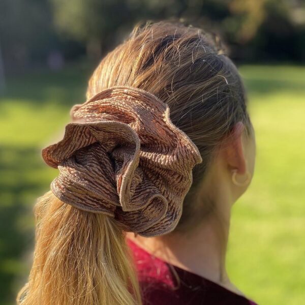 Scrunchie Camelia L Plisado Cobre Maria Paskaro - Imagen 2