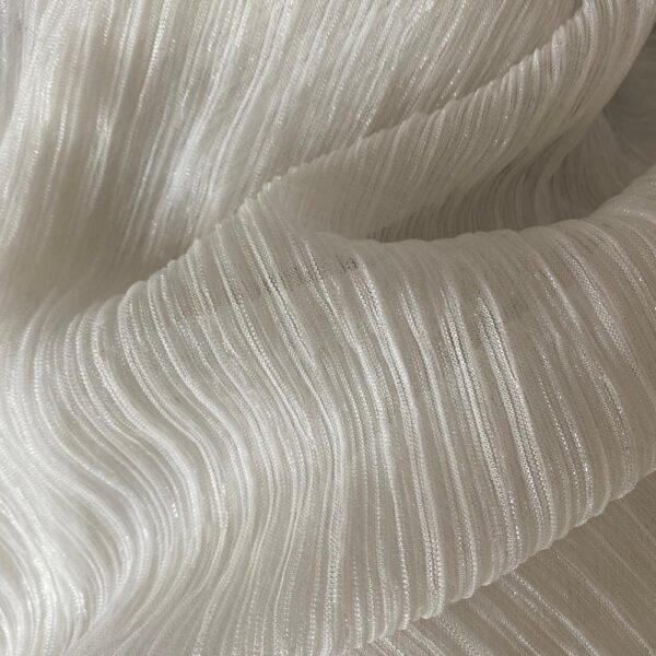 Tapado Kimono Santini Blanco Plisado Transparente Maria Paskaro - Imagen 7