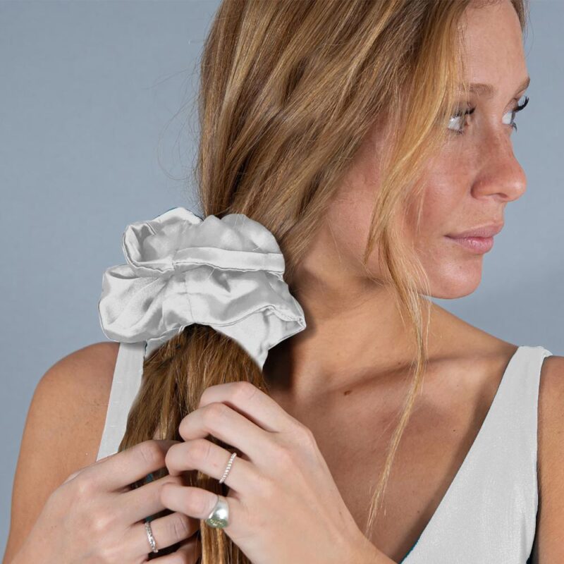 Scrunchie Collet Camelia L Blanco Seda Maria Paskaro