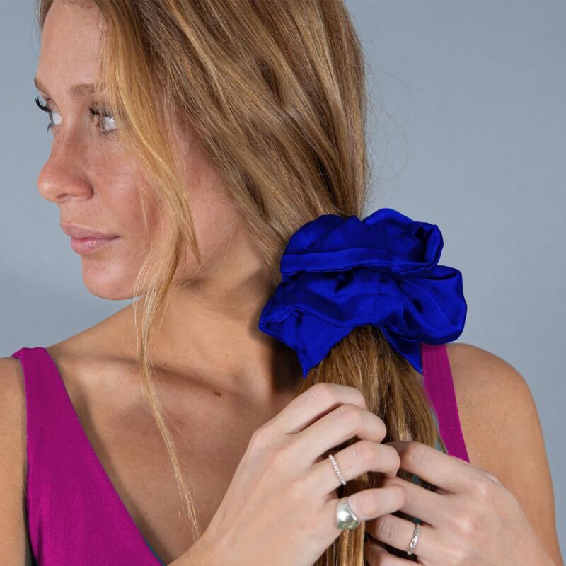 Scrunchie Collet Camelia L Azulino Seda Maria Paskaro