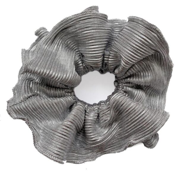 Scrunchie Camelia Plisado Plata Maria Paskaro