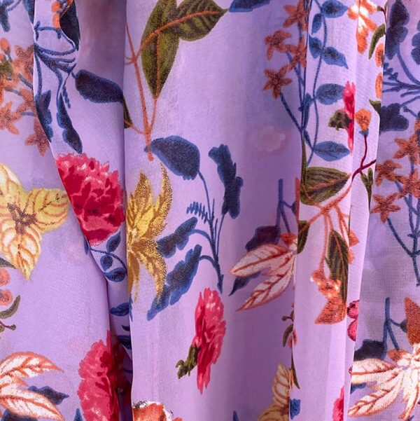 Tapado Kimono Largo Verona Lila Flores Multicolor Maria Paskaro - Imagen 3