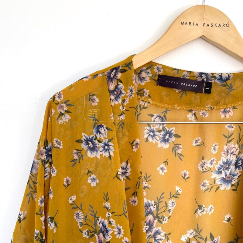Tapado Kimono Largo Vuelos Mostaza Flores Chiffon Maria Paskaro