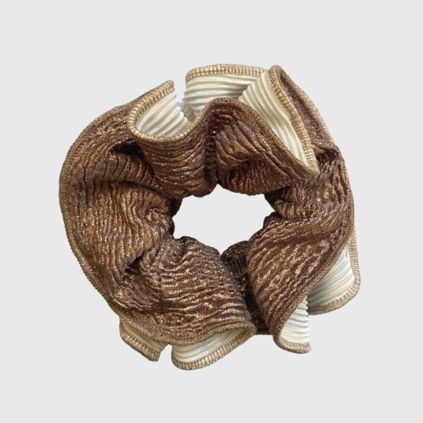 Scrunchie Tulipan M Beige Dorado Maria Paskaro - Imagen 2