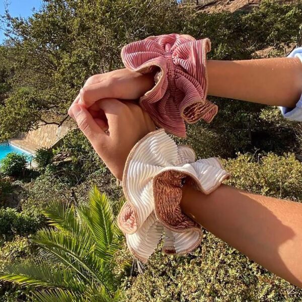 Scrunchie Tulipan M Beige Dorado Maria Paskaro - Imagen 3