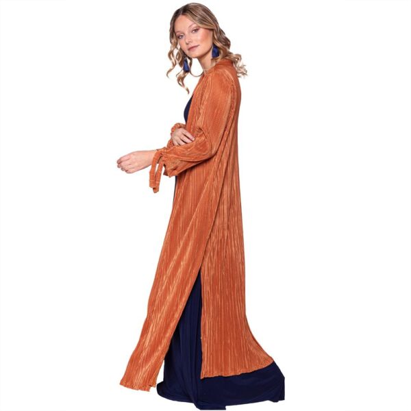 Tapado Kimono Largo Verona Camel Plisado Maria Paskaro - Imagen 2
