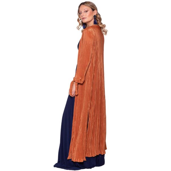 Tapado Kimono Largo Verona Camel Plisado Maria Paskaro - Imagen 3