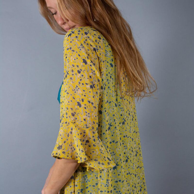 Tapado Kimono Largo Vuelos Amarillo Flores Chiffon Maria Paskaro
