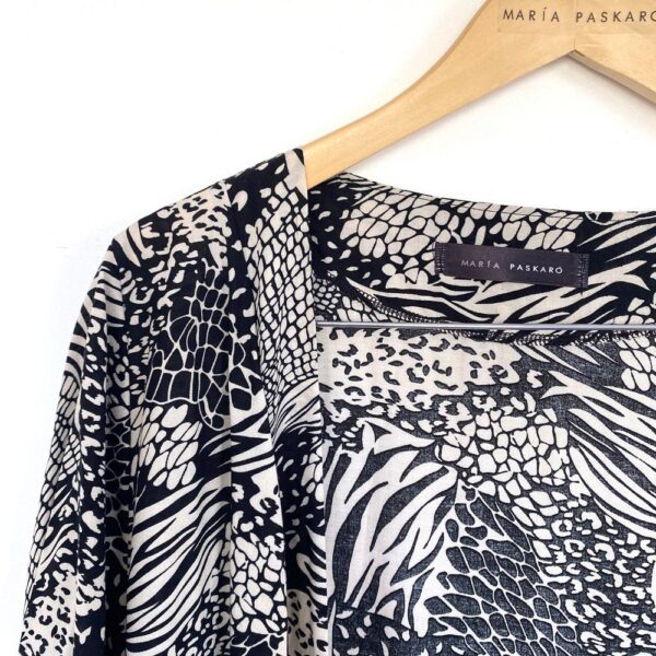 Tapado Kimono Largo Verona Negro Animal Viscosa Maria Paskaro - Imagen 4
