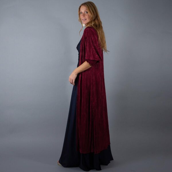 Tapado Kimono Largo Santini Cherry Plisado Textura Maria Paskaro - Imagen 2