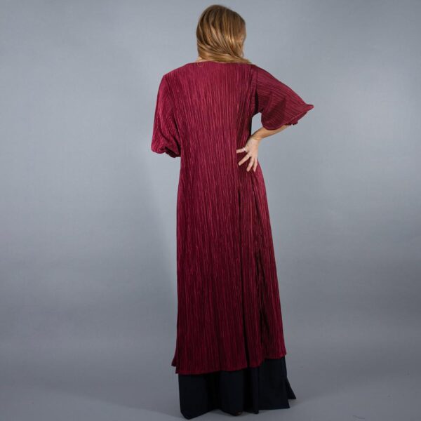 Tapado Kimono Largo Santini Cherry Plisado Textura Maria Paskaro - Imagen 3