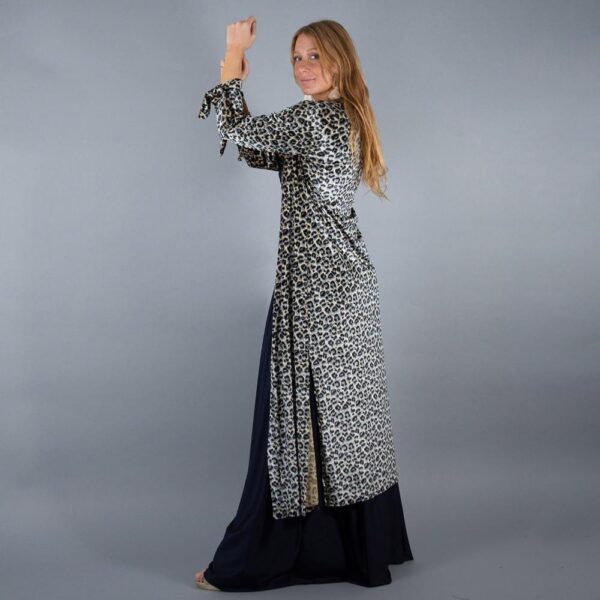 Tapado Kimono Largo Verona Animal Gris Terciopelo Maria Paskaro - Imagen 3