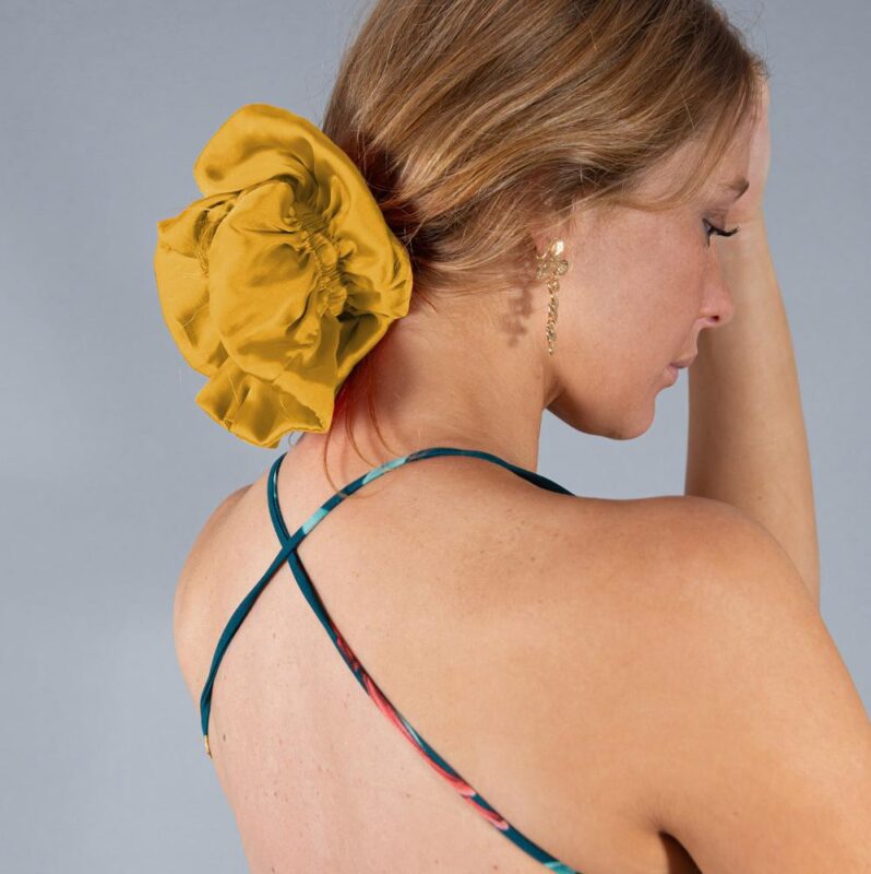 Scrunchie Collet Camelia L Mostaza Seda Maria Paskaro