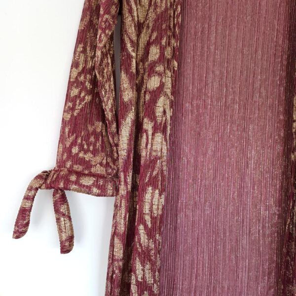 Tapado Kimono Largo Verona Animal Lila Plisado Transparente Maria Paskaro - Imagen 6