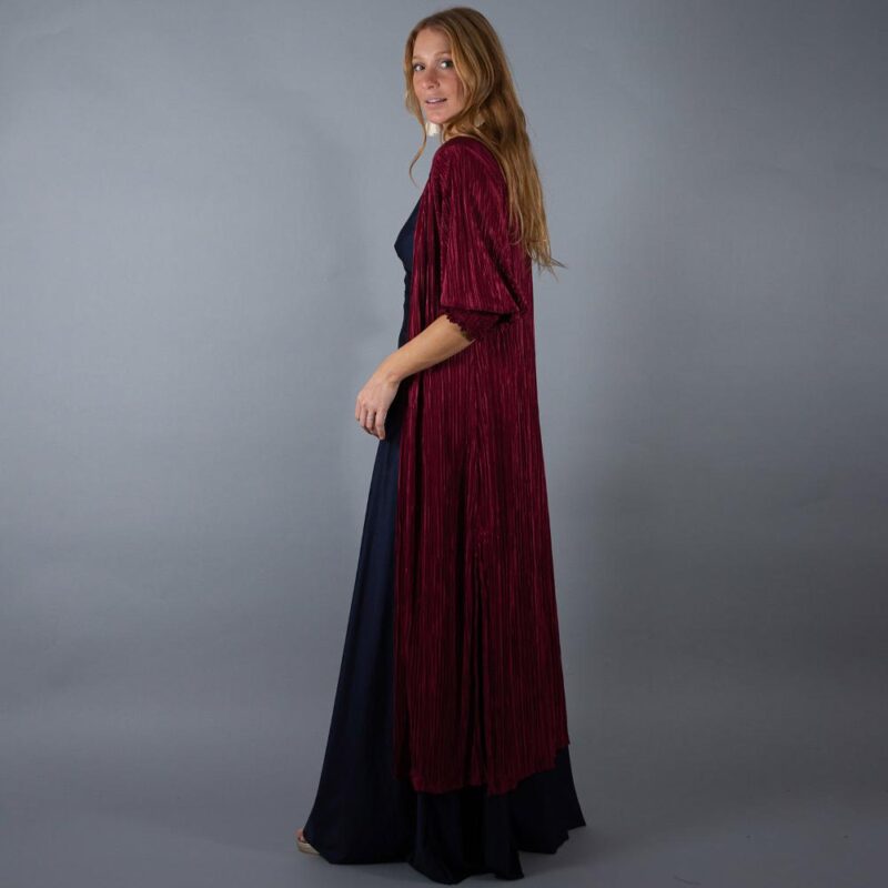 Tapado Kimono Largo Santini Cherry Plisado Textura Maria Paskaro