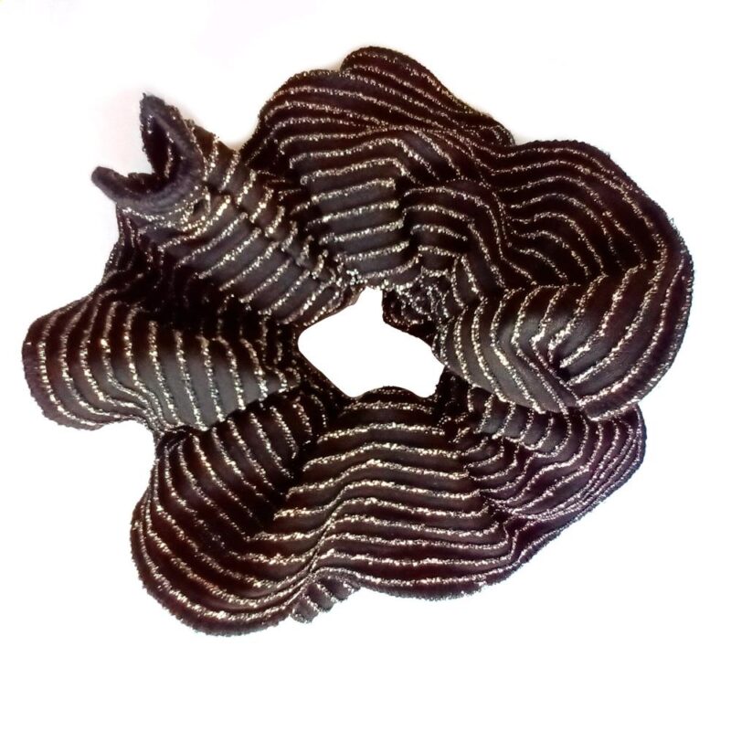 Scrunchie Collet Camelia L Negro Lineas Plata Maria Paskaro