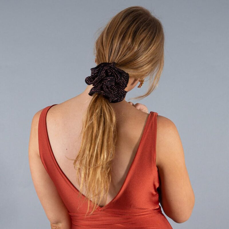 Scrunchie Camelia L Negro Lineas Cobre Maria Paskaro