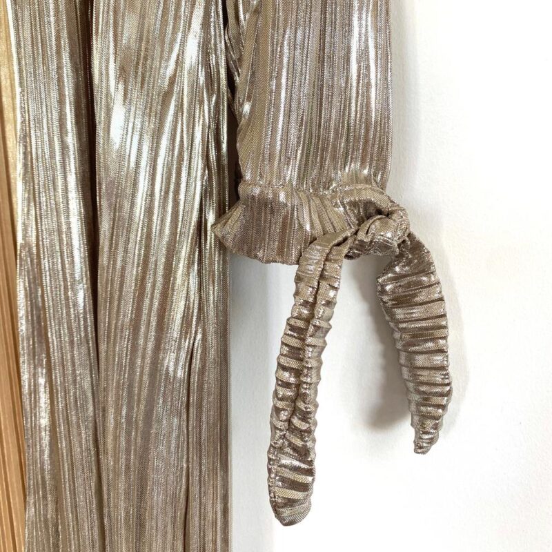 Tapado Kimono Largo Verona Dorado Plisado  Maria Paskaro